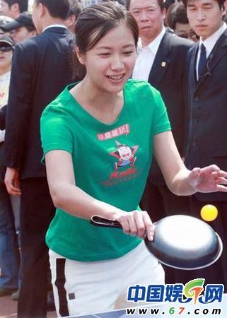 徐靜蕾平底鍋打乒乓 架勢專業不遜李佳薇(圖) 徐靜蕾平底鍋打乒乓 架勢專業不遜李佳薇(圖)