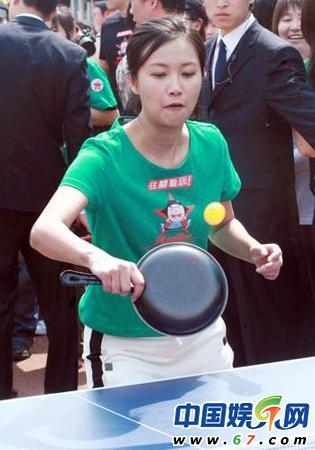 徐靜蕾平底鍋打乒乓 架勢專業不遜李佳薇(圖) 徐靜蕾平底鍋打乒乓 架勢專業不遜李佳薇(圖)