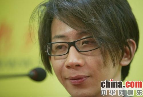 劉謙發型凌亂 眼腫面浮神情疲憊殘樣乍現(圖) 劉謙發型凌亂 眼腫面浮神情疲憊殘樣乍現(圖)