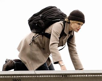 茱莉為保護腹中寶寶 拍動作戲格外小心(圖) 茱莉為保護腹中寶寶 拍動作戲格外小心(圖)