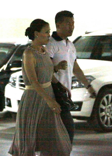 那英為老公慶生酒店恩愛 米色長裙顯素雅(圖) 那英為老公慶生酒店恩愛 米色長裙顯素雅(圖)