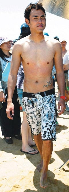 阮經天海邊拍廣告沙灘飛車不慎跌傷(圖)