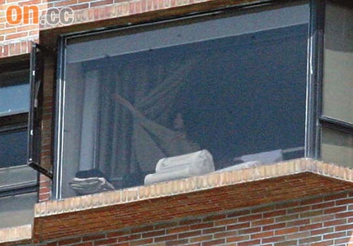 張曼玉拉窗簾半掩嬌軀 身體已痊愈未患流感 張曼玉拉窗簾半掩嬌軀 身體已痊愈未患流感