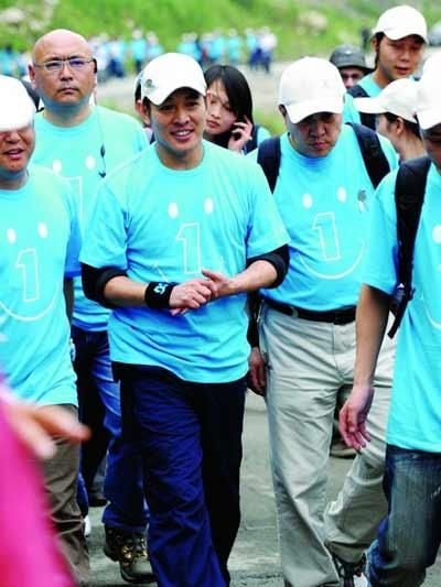 李連杰帶頭重走汶川路 宣布成立緊急救援聯盟 李連杰帶頭重走汶川路 宣布成立緊急救援聯盟