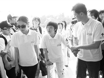 李亞鵬王菲組建汶川新家庭 與養(yǎng)女告別落淚 李亞鵬王菲組建汶川新家庭 與養(yǎng)女告別落淚