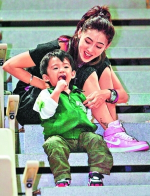 張柏芝婆婆夸孫子 Lucas注定要進(jìn)娛樂(lè)圈