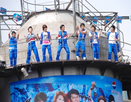 Super Junior��ϯ���(d��ng) �߿�������Լ��(�D)