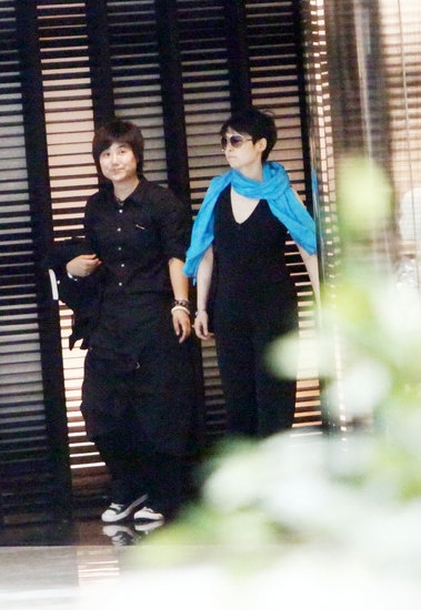 袁立豪氣血拼為富豪男友購裝 與記者對(duì)視2分鐘 袁立豪氣血拼為富豪男友購裝 與記者對(duì)視2分鐘