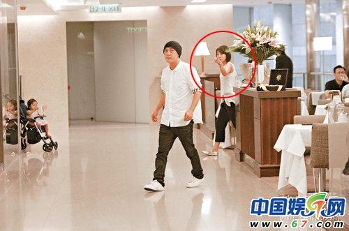 張茜體態豐腴疑再度懷孕 張衛健纏記者護老婆 張茜體態豐腴疑再度懷孕 張衛健纏記者護老婆