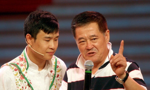 小沈陽表演經常忘詞 遭趙本山上臺當眾批評 小沈陽表演經常忘詞 遭趙本山上臺當眾批評