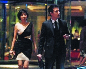 丁子高與神秘女同行楊千嬅大方替丈夫“洗冤”