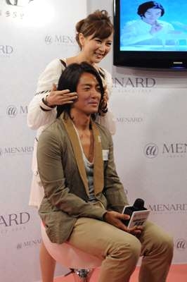 鄭伊健不信許志安沒人品享受諸葛梓岐面部按摩